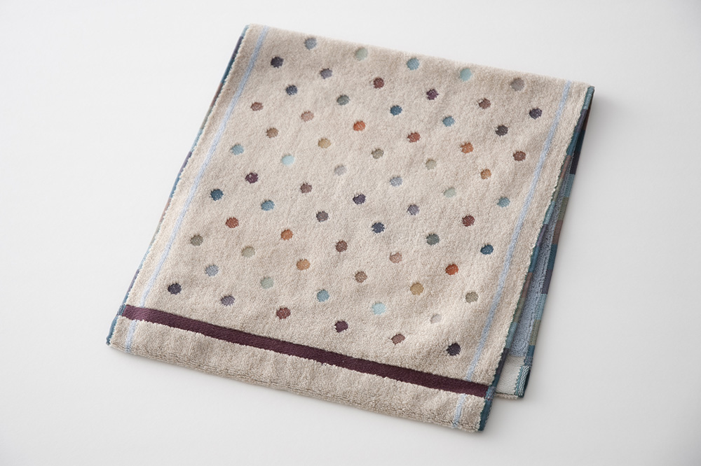 ベージュ×ライトブルー